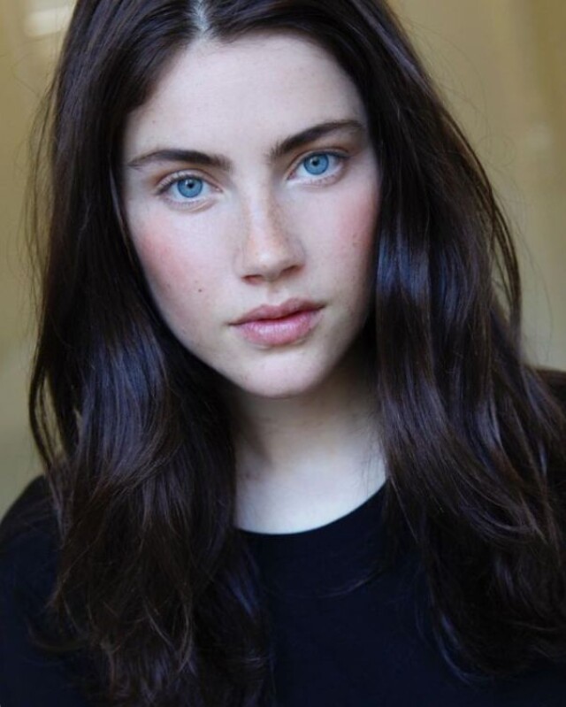 76 PHOTOS of brunettes with blue eyes