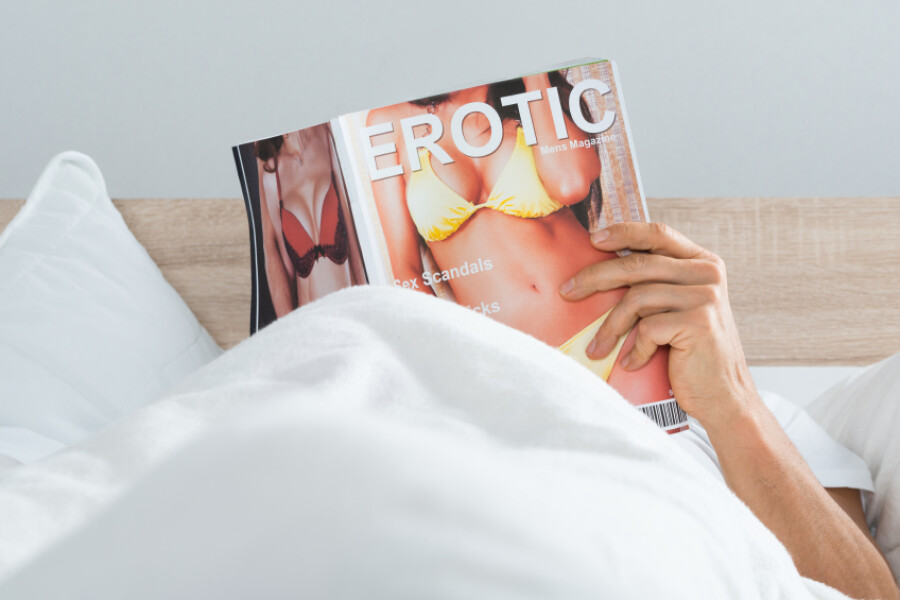 magazine pour adultes au lit