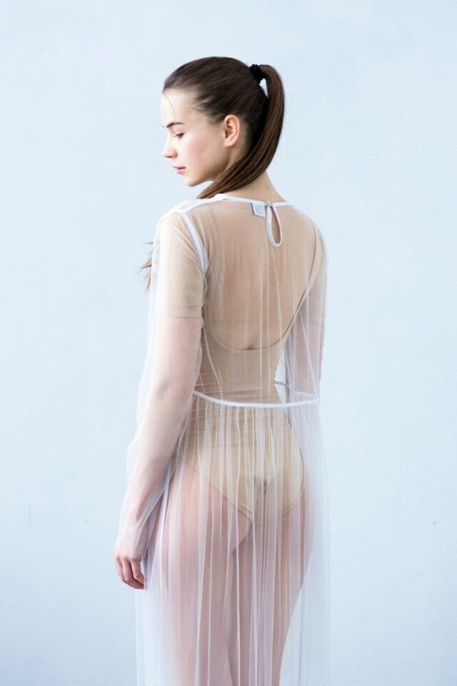 chica en transparente