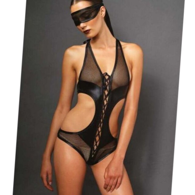 chica en transparente