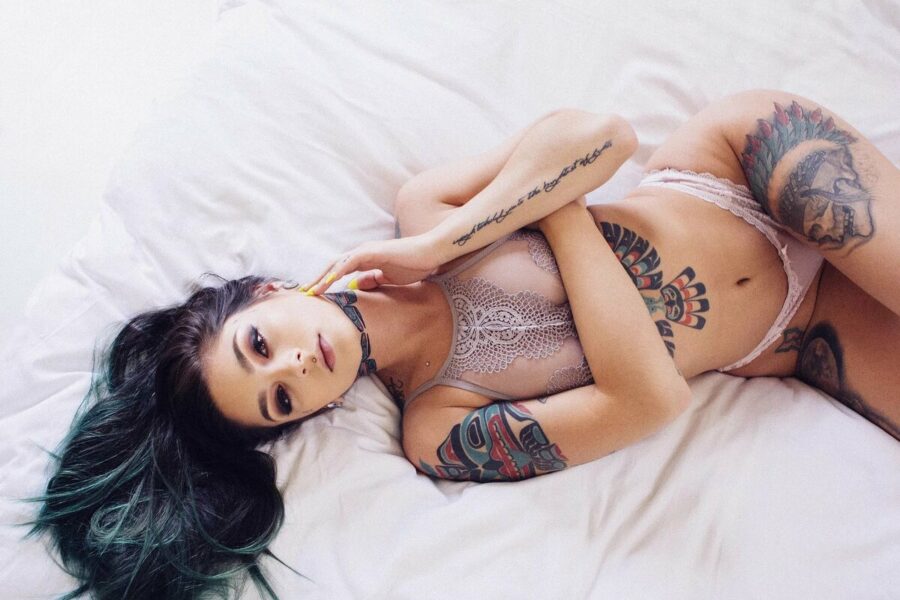 hermosa chica en la cama