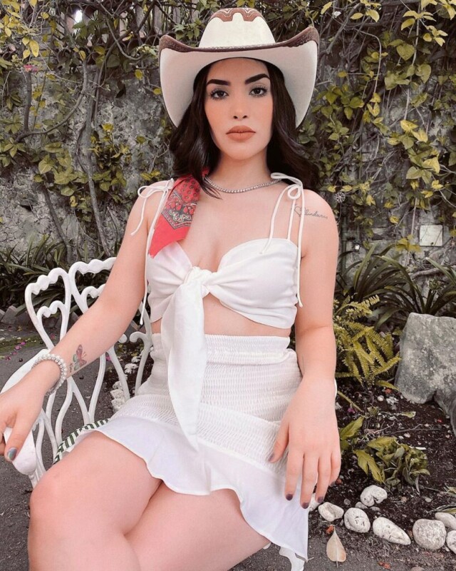 Kimberly Loeiza (@kimberly.loaiza)