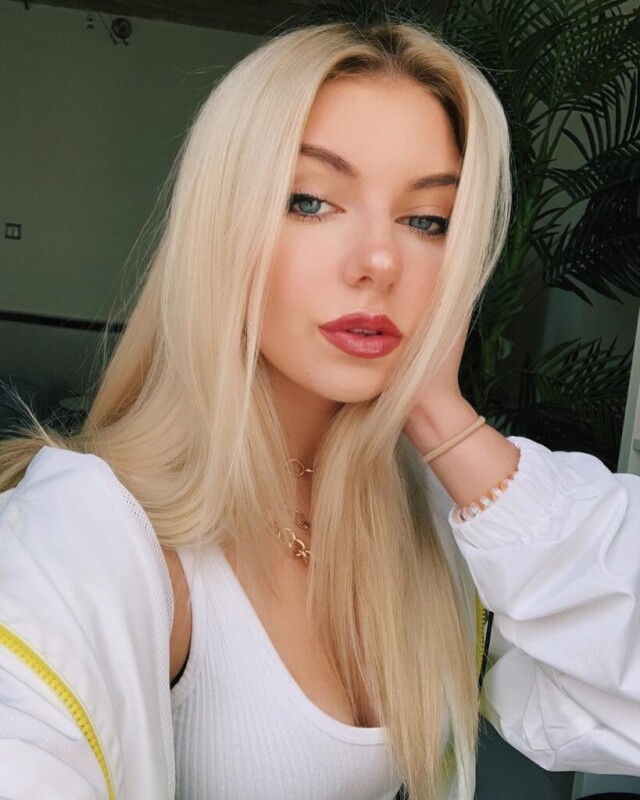 Brooke Barry (@brookiebarry)